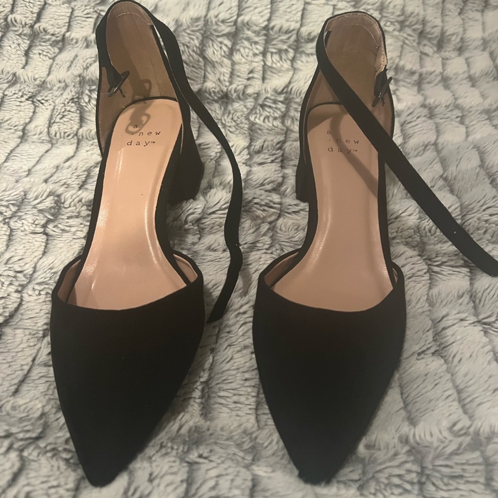 Size 6 black kitten heels with strap never been worn 
A new day brand